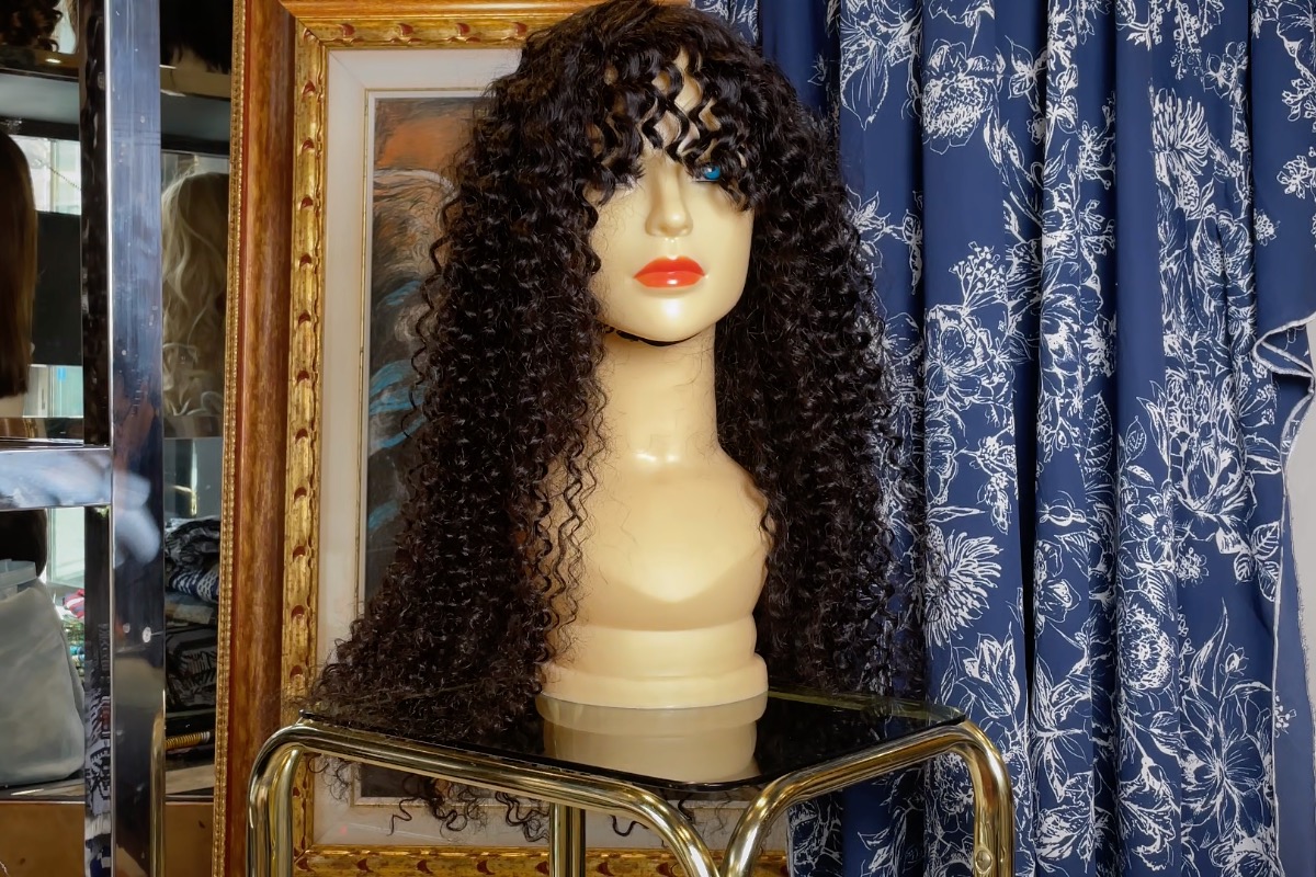 Capelli ricci scuri